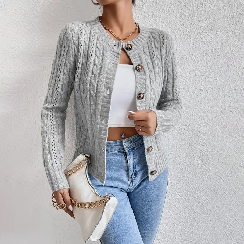 Kort kabelstrikket cardigan – Striktrøje med knapper