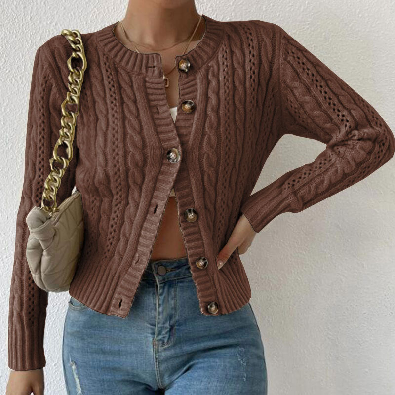 Kort kabelstrikket cardigan – Striktrøje med knapper