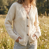Kabelstrikket cardigan med knapper – Klassisk strik