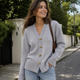 V-hals cardigan – Blød strik med knapper