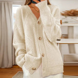 Kabelstrikket cardigan med knapper – Klassisk strik