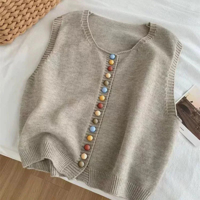 Maribel | Strikket vest med farverige knapper